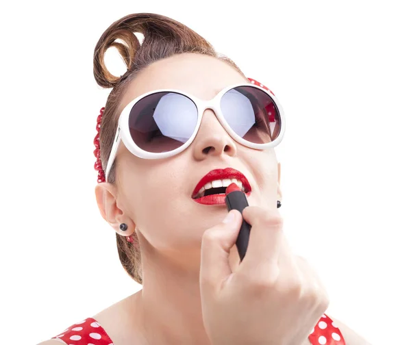 Pin-up lány alkalmazása a vörös rúzs a szája — Stock Fotó