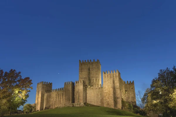 Castelo de Guimarães ao pôr do sol - Portugal — Fotografia de Stock