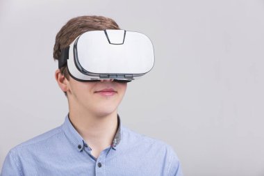 Sanal gerçeklik gözlükleri takan genç çocuk