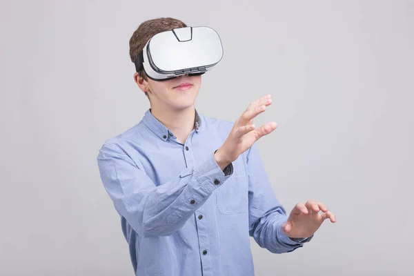 Αγόρι έφηβος φορώντας γυαλιά εικονικής πραγματικότητας — Φωτογραφία Αρχείου