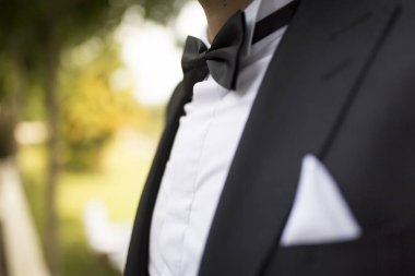açık havada takım elbiseli damat