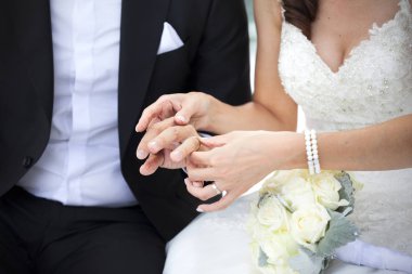 Gelin Damat nikah yüzüğü koymak