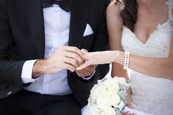 Damat nikah yüzüğü ona gelin koymak.