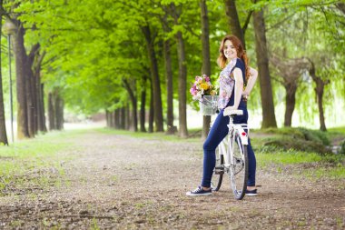 bir vintage Bisiklet park ile duran kadın