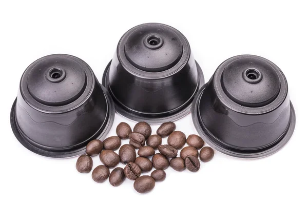 Kaffeekapseln und Kaffeebohnen — Stockfoto