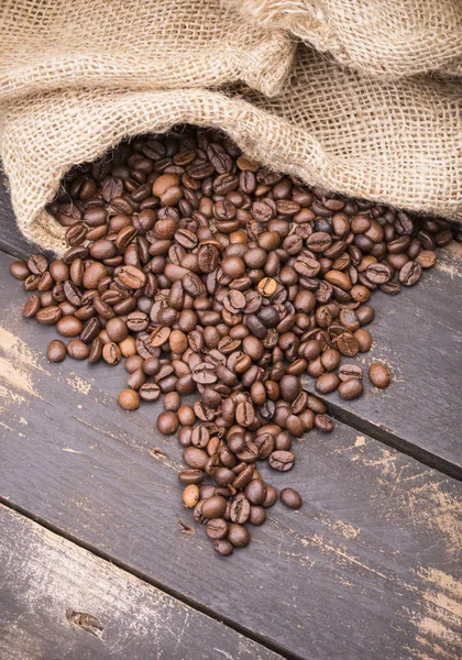 Bolsa de granos de café sobre mesa de madera — Foto de Stock