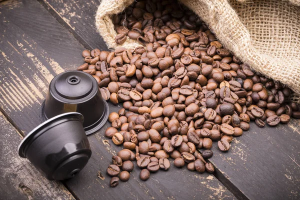 Sac et capsules de café sur une table rouillée — Photo