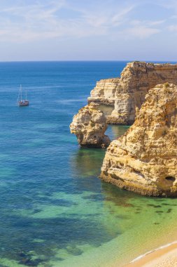 Güzel sarı kayalıklarla Marinha Beach