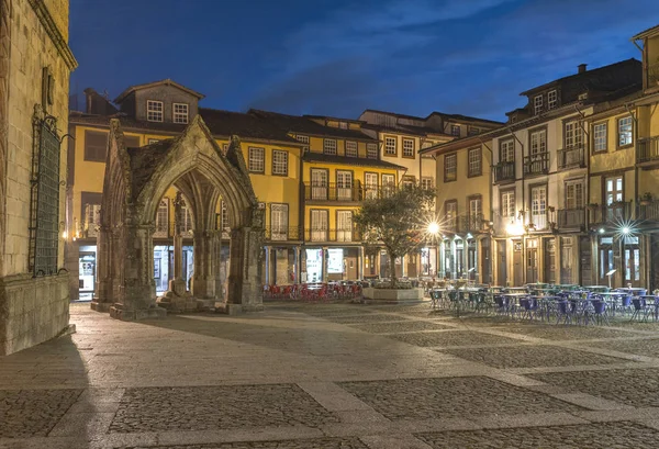 Praça de Oliveira com igreja e monumento Padrao do Salado ao entardecer — Fotografia de Stock