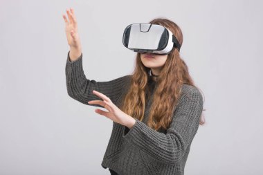 Sanal gerçeklik gözlüğü takan kadın