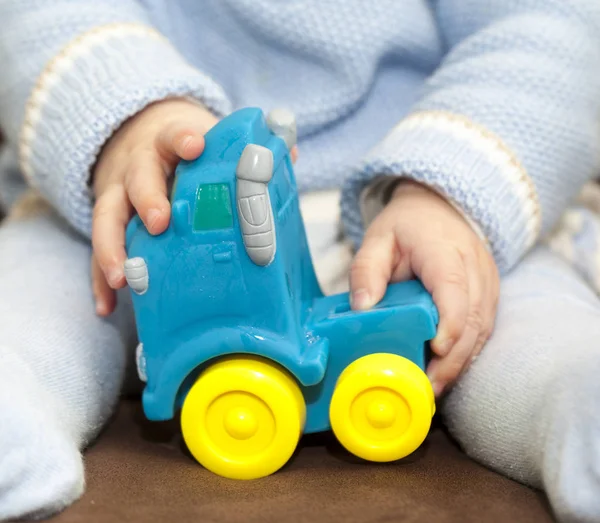 Criança brincando com brinquedo — Fotografia de Stock