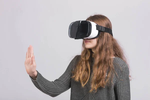 Chica con gafas de realidad virtual — Foto de Stock