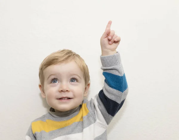 Lustiges Kind zeigt nach oben — Stockfoto