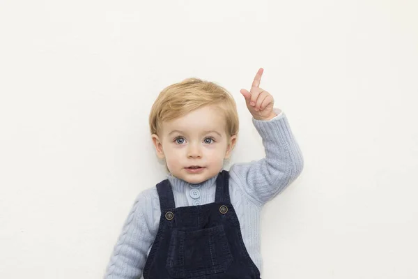 Adorabile bambino che punta in alto — Foto Stock