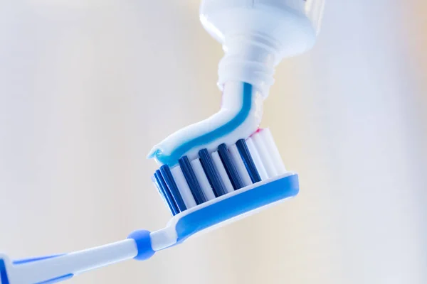 Primer plano de un cepillo de dientes y pasta de dientes — Foto de Stock