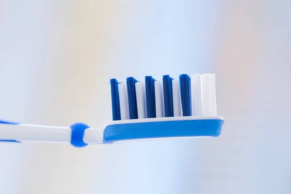 Escova de dentes no fundo embaçado — Fotografia de Stock
