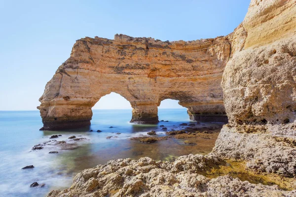 Longa exposição na praia da Marinha em Portugal — Fotografia de Stock