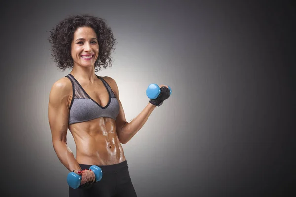 Lächelnde Fitness-Frau beim Heben von Gewichten — Stockfoto