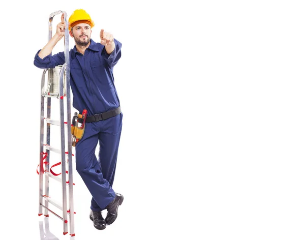 Trabajador de pie señalando con escalera de aluminio —  Fotos de Stock