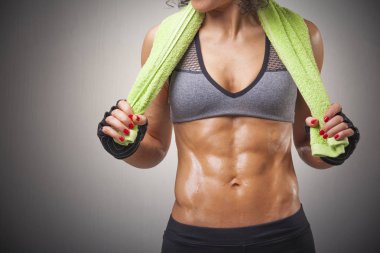 yeşil bir havlu ile poz kadın uygun 