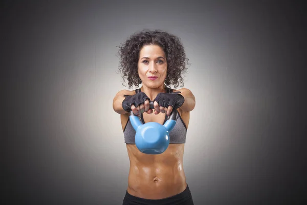 Kettle bell a feladatot, vonzó nő — Stock Fotó