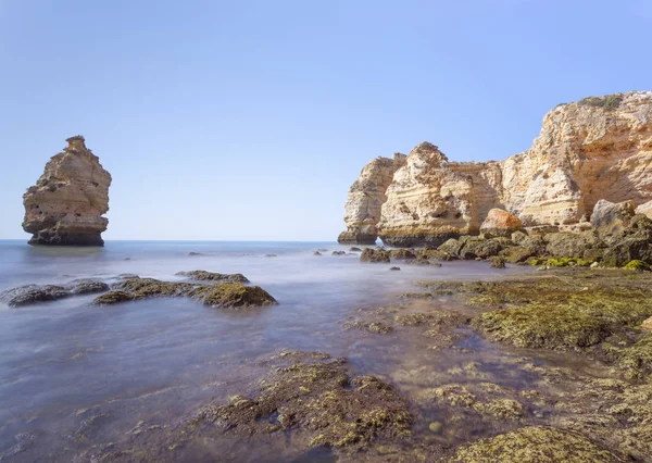 Longa exposição na bela praia da Marinha — Fotografia de Stock