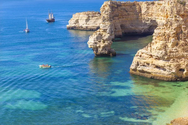 Lodě s turisty návštěvě pláže Marinha — Stock fotografie