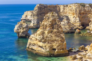 Portekiz Marinha plajda güzel kayalıklarla