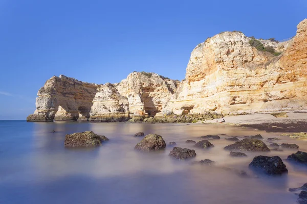 Lång exponering vid klipporna i Marinha beach — Stockfoto