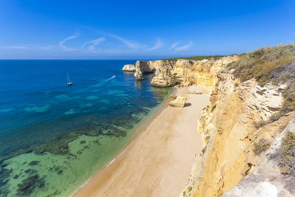 Ειδυλλιακή παραλία Marinha στην Πορτογαλία — Φωτογραφία Αρχείου