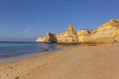 Gündoğumu Marinha kumsalda Portekiz