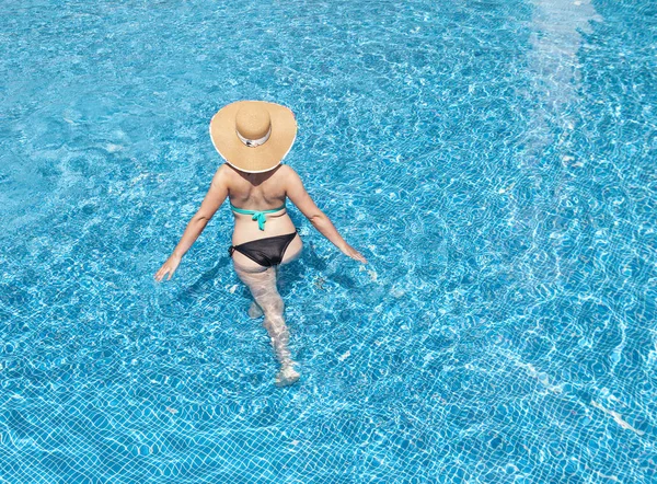 Mulher caminhando dentro da piscina — Fotografia de Stock