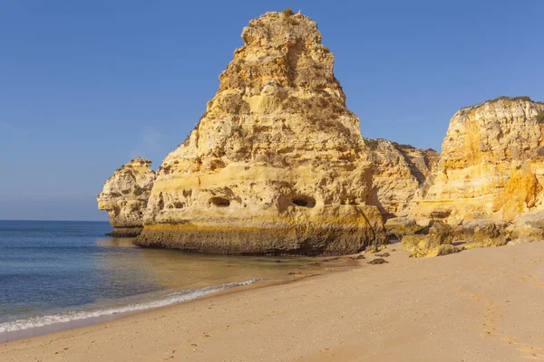 Pláže Marinha při východu slunce v Portugalsku — Stock fotografie