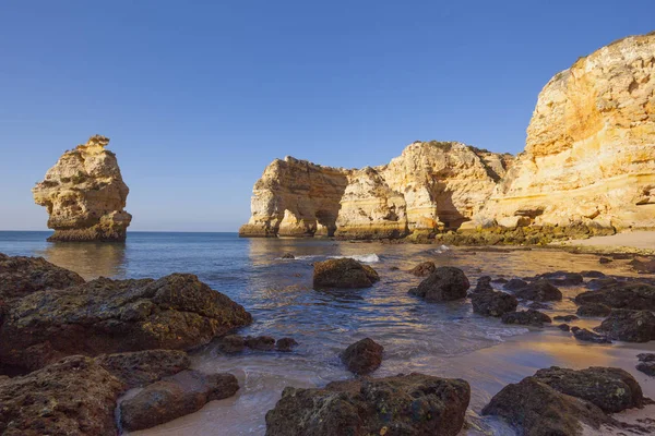 Pláže Marinha při východu slunce v Portugalsku — Stock fotografie