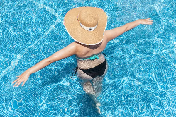 Kobieta, zabawy w basenie — Zdjęcie stockowe