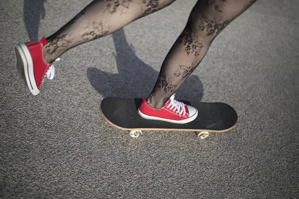 Wszystko dziewczyna skater, skateboarding — Zdjęcie stockowe