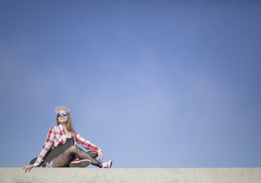 bir kaykay ile poz genç kaykaycı kız 