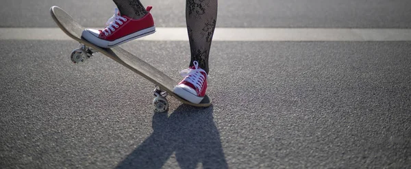 Girl riding a skateboard — Stock Photo, Image