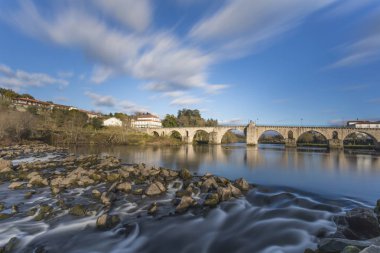 Uzun pozlama, eski köprü, Ponte da Barca 