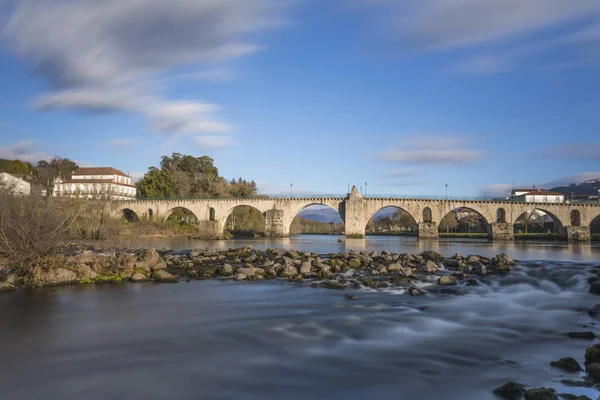 Długa ekspozycja na starożytny most z Ponte da Barca — Zdjęcie stockowe