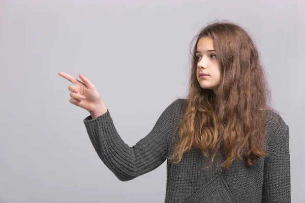 Teenie-Mädchen zeigt Finger weg — Stockfoto