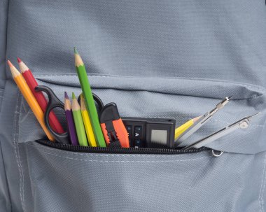 Bir sırt çantası ile okul malzemeleri closeup