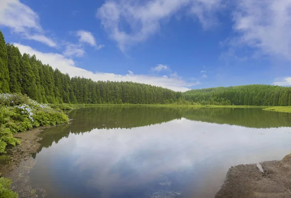 Panoramiczny widok na jezioro wulkaniczne Empadadas — Zdjęcie stockowe