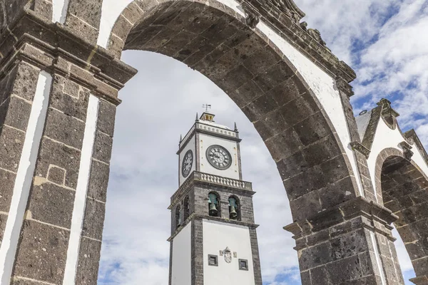 Puertas de entrada y la torre del reloj de la iglesia de San Sabastian —  Fotos de Stock