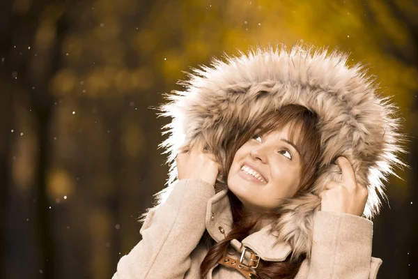 Frau im Herbstmantel genießt den Regen — Stockfoto