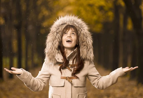 Frau mit offenen Armen genießt den Regen — Stockfoto