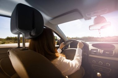 Genç güzel kız bir araba