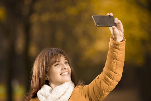 Belle femme faisant selfie au parc — Photo