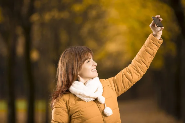 Belle femme faisant selfie au parc — Photo