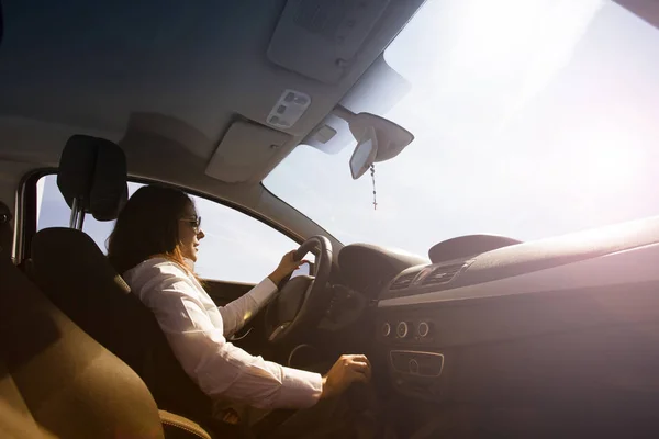 Jeune belle fille au volant d'une voiture — Photo